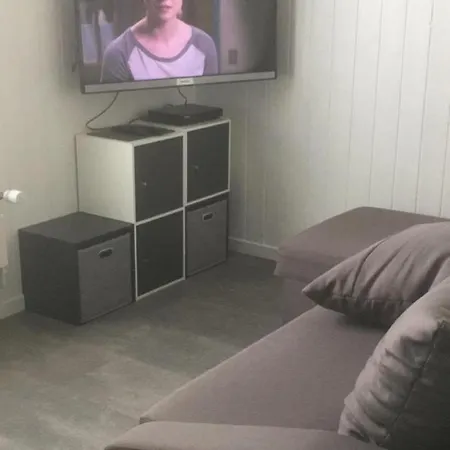 House Sleeps 10 With Free Parking
