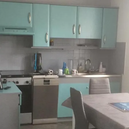 House Sleeps 10 With Free Parking *