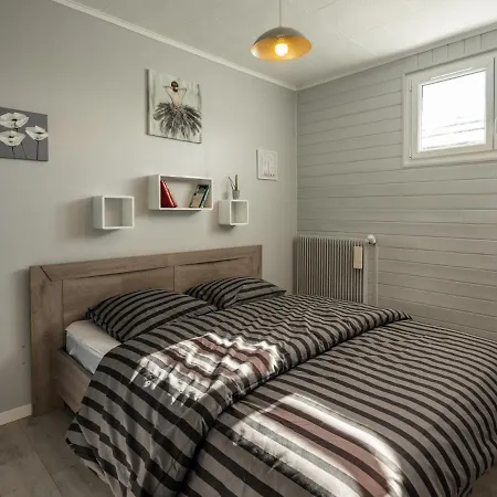 House Sleeps 10 With Free Parking *