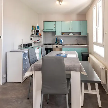 House Sleeps 10 With Free Parking