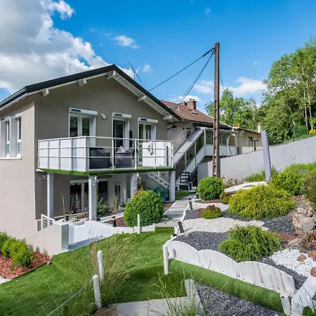 House Sleeps 10 With Free Parking *
